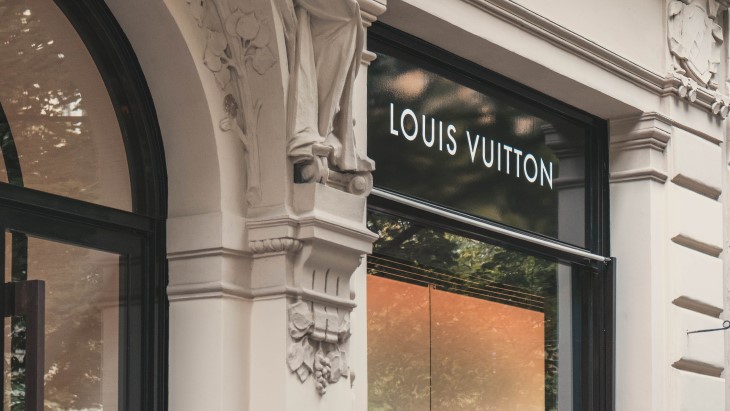 Louis Vuitton Rancang Seragam Pelantikan untuk Giuseppe Penone