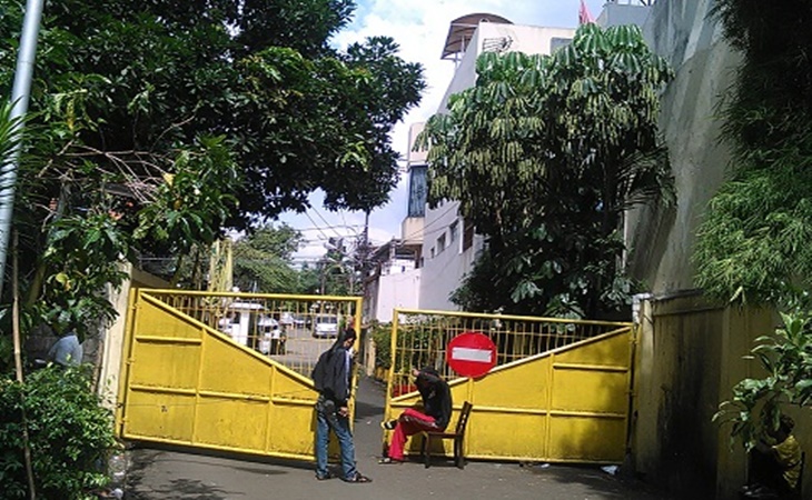 Gerbang Kantor DPP Golkar digembok