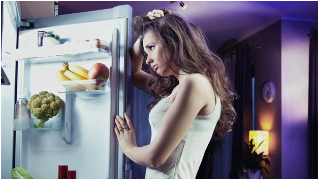 Mana yang Lebih Sehat, Melewatkan Makan atau Makan Sebelum Tidur di Malam Hari?