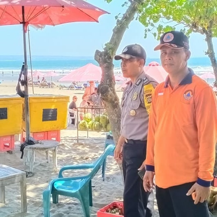 Anggota kepolisian dan BPBD Badung saat peristiwa tenggelamnya turis asal Rusia di Pantai Seminyak. (Foto: instagram.com/bpbdbadung)