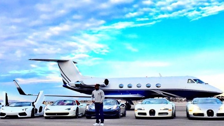 Floyd Mayweather Keluarkan Rp14,2 miliar Beli Mobil untuk Teman-Temannya