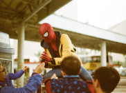 Mengais Rejeki Lewat Kostum Jagoan 