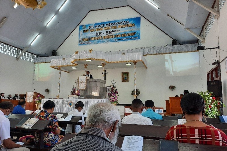 Suasana ibadah Kenaikan Isa Almasih di GKI Sion Dok VIII Jayapura di mana jemaat duduk berjarak dalam gereja (ANTARA News Papua/Hendrina Dian Kandipi)