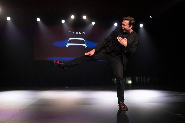 Lihat Nih Sepatu Nike Air Jordan 1 Tesla Milik Elon Musk, Cuma Ada Satu di Dunia!