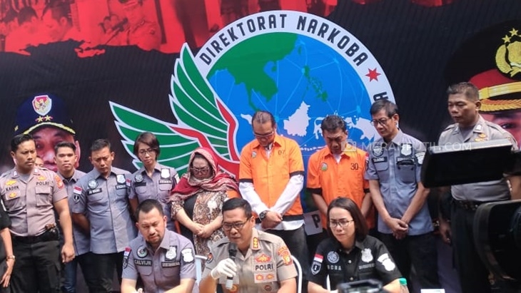 Komedian Tri Retno Prayudati atau Nunung (jilbab) saat jumpa pers kasus narkoba di Polda Metro Jaya. (MP/Kanugrahan)