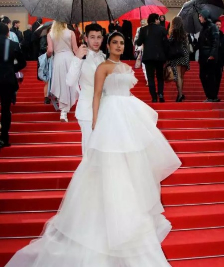 Priyanka Choptra tampak seperti pengantin di Festival Film Cannes. (Foto: Insider)