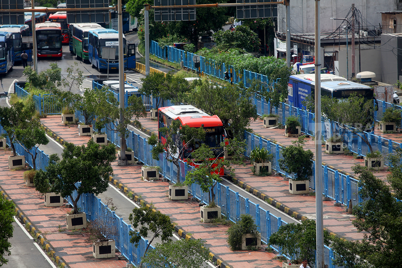 Suasana aktivitas penumpang menunggu kedatangan  bus di Terminal Blok-M di Jakarta, Rabu (8/1/2025).