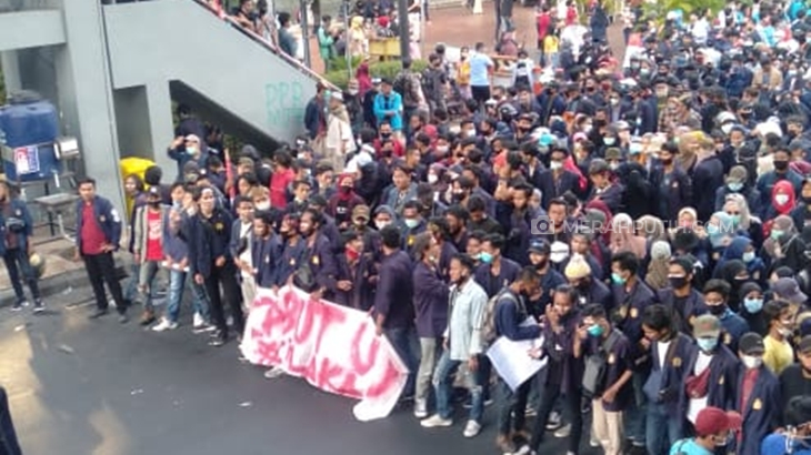 Massa pendemo memadati sekitar jalanan utama Kota Surabaya. (Foto: MP/Andika Eldon)