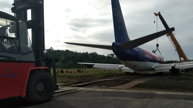 Evakuasi Sriwijaya Air, Bandara Manokwari Tutup