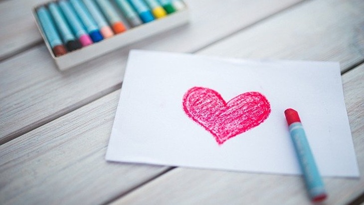 Menunjukkan Cinta Tak Harus Romantis