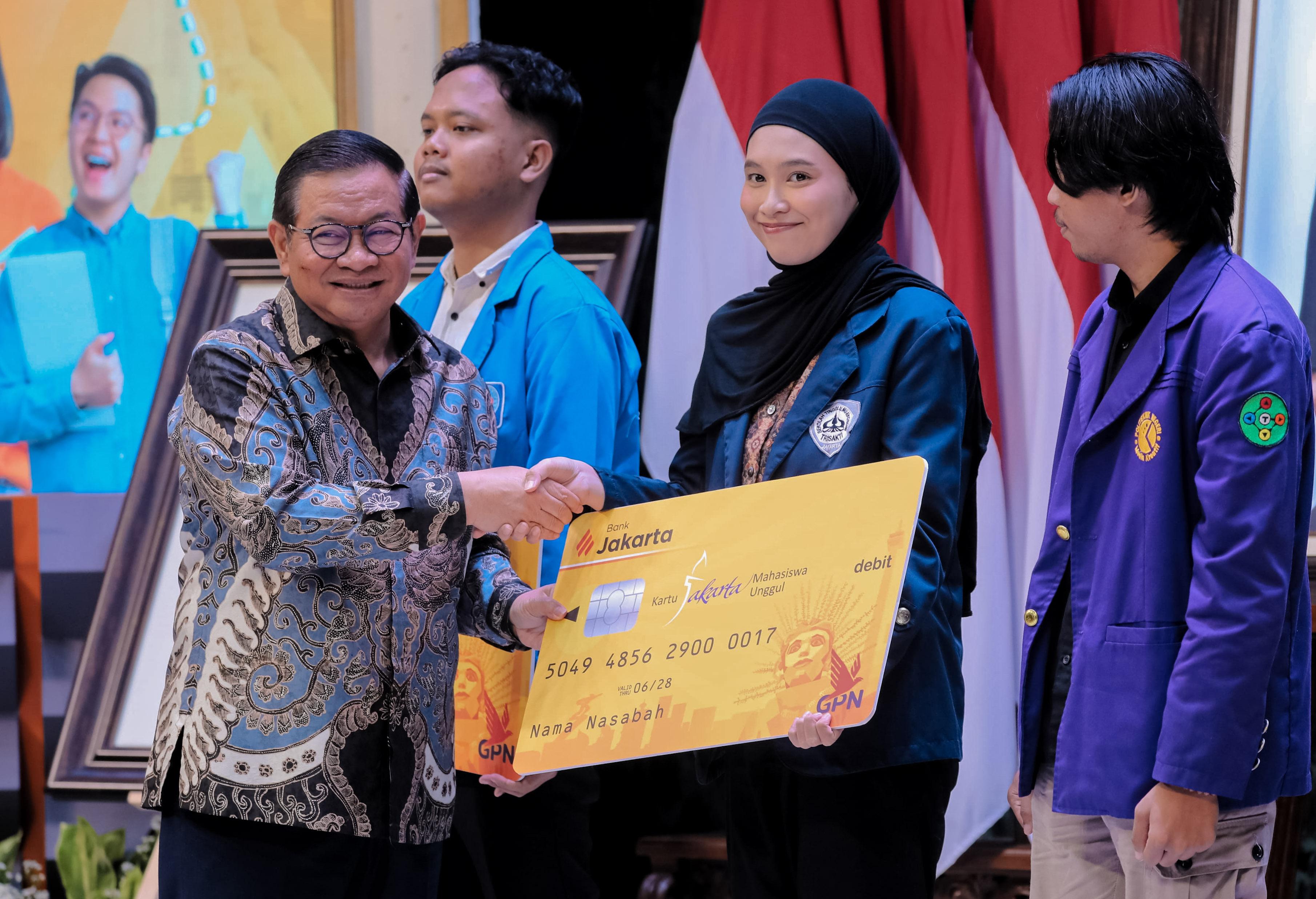 Pramono Serahkan KJUM ke 2.524 Mahasiswa Penerima Baru, Minta Tidak Berhenti di S1