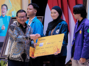 Pramono Serahkan KJUM ke 2.524 Mahasiswa Penerima Baru, Minta Tidak Berhenti di S1