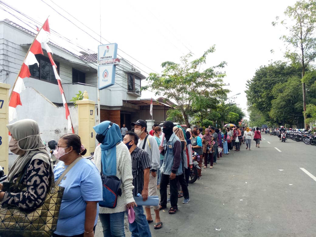 Ratusan orang mengantre mendaftar untuk penerimaan bantuan sosial produktif Kementerian Koperasi dan UKM senilai Rp2,4 juta di Solo. (MP/Ismail)