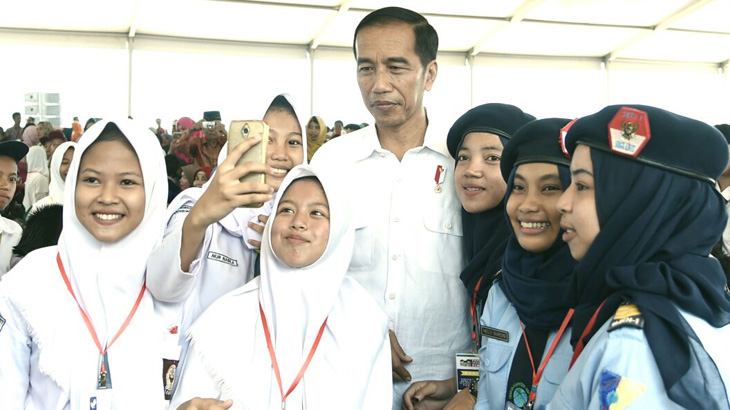 Presiden Jokowi beserta rombongan berfoto bersama masyarakat Mempawah. (Biro Pers Setpres)