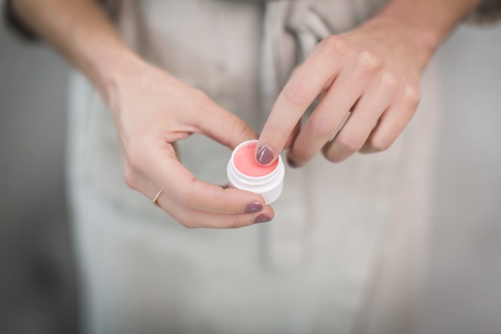 Obat jerawat banyak dijual di apotek (Foto: Pexels/Burst)