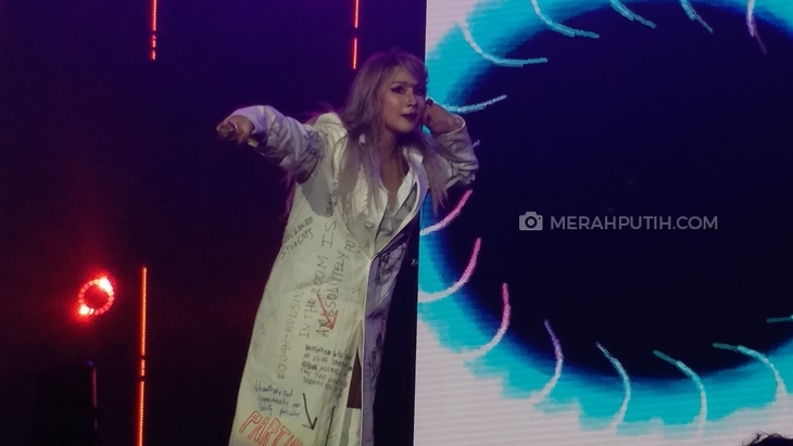 Rebelnya CL di Panggung Love and Fabulous Festival