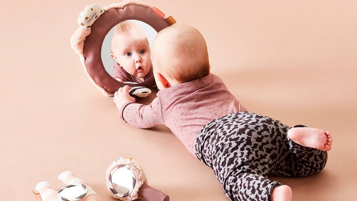 Ini Penjelasan Mitos Tentang Bayi Tak Boleh Bercermin