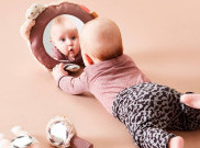 Ini Penjelasan Mitos Tentang Bayi Tak Boleh Bercermin
