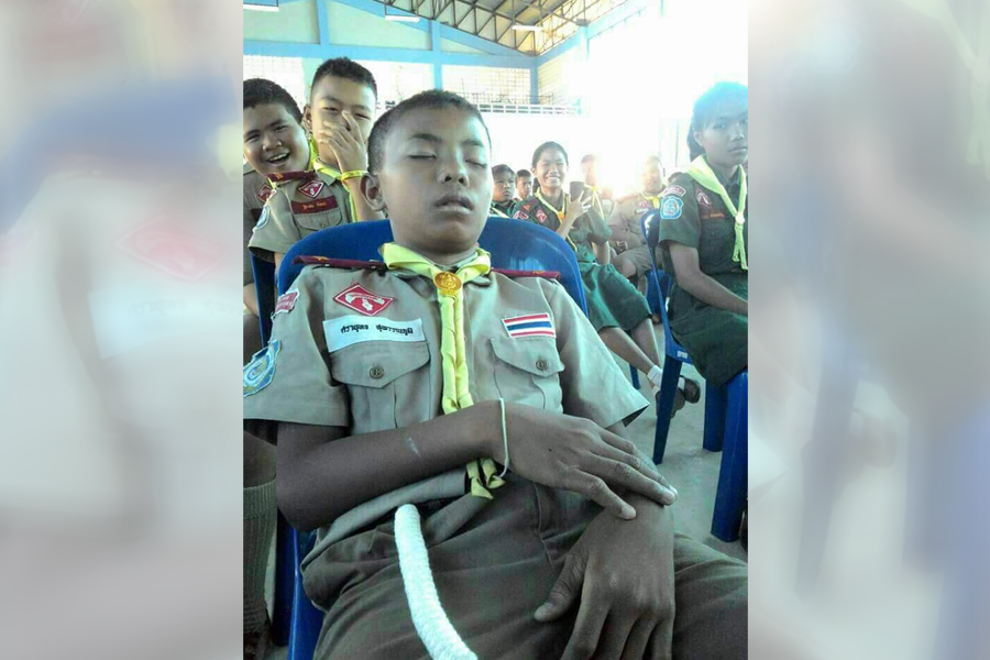 Keisengan Anak-anak di Thailand Mengerjai Temannya yang Tertidur Pulas