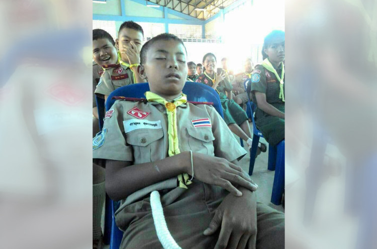 Keisengan Anak-anak di Thailand Mengerjai Temannya yang Tertidur Pulas