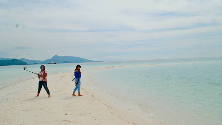 Pengunjung bermain-main di salah satu pantai di Mako. (Foto: instagram.com/angel_keyn)