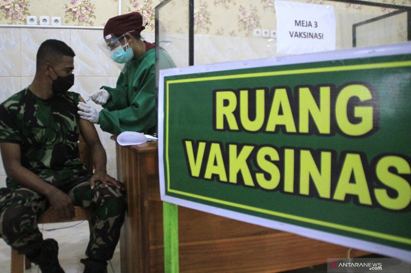 Anggota TNI divaksin. (Foto: Antara)
