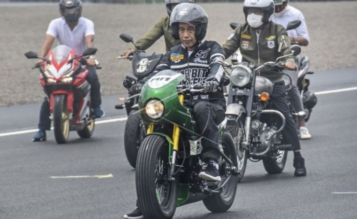 Pakai Kawasaki W175, Jokowi Rasakan 17 Tikungan Sulit Sirkuit Mandalika