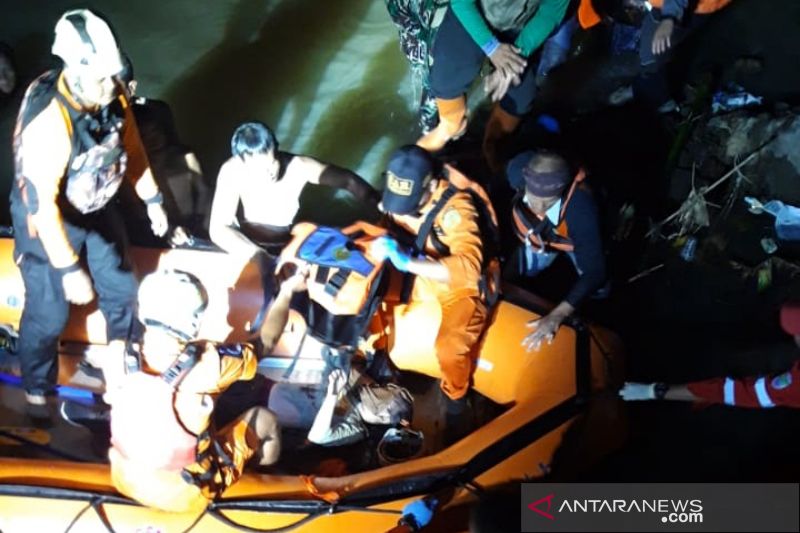 Sejumlah petugas melakukan pencarian siswa yang tenggelam saat kegiatan menyusuri Sungai Cileueur, Kecamatan Cijeungjing, Kabupaten Ciamis, Jawa Barat, Jumat (15/10/2021) malam. (ANTARA/HO-Basarnas)