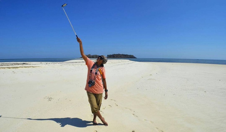 Pengunjung berswafoto di Pasir Timbul Meko. (Foto: instagram.com/chonchittadrian)