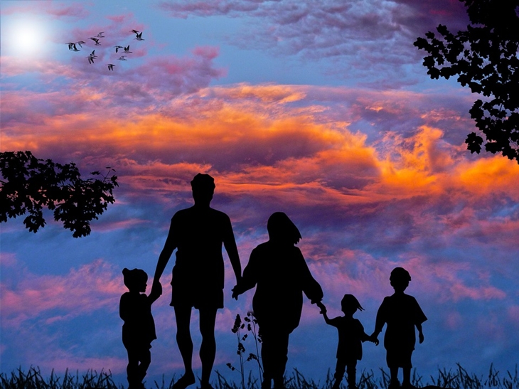 Selalu sisihkan waktu bersama pasangan ketika berlibur bersama seluruh anggota keluarga. (Foto: Pixabay/kalhh)