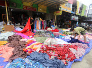 Pedagang Jemur Kain Sisa Kebakaran Gudang Tekstil Pasar Cipadu Senilai Jutaan Rupiah