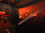 Para Santri Lagi Salat Magrib, Pesantren Siliwangi Terbakar 