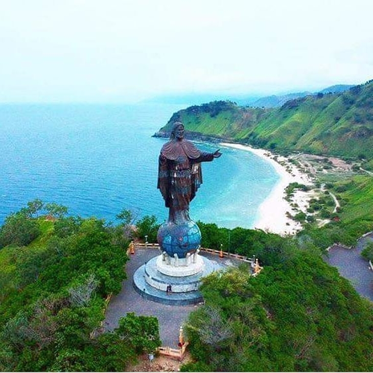 Cristo Rei atau Kristus Raja adalah patung Kristus yang dibangun di atas Bukit Tanjung Fatucama dan merupakan ikon wisata Timor Leste. (Foto: instagram.com/putraallepo)