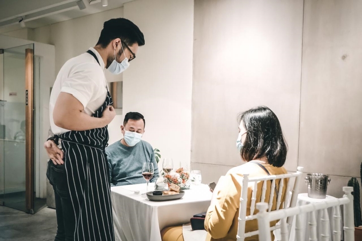 Fine dining ini tetap menjalankan protokol kesehatan. (Foto: Side/Prassso)