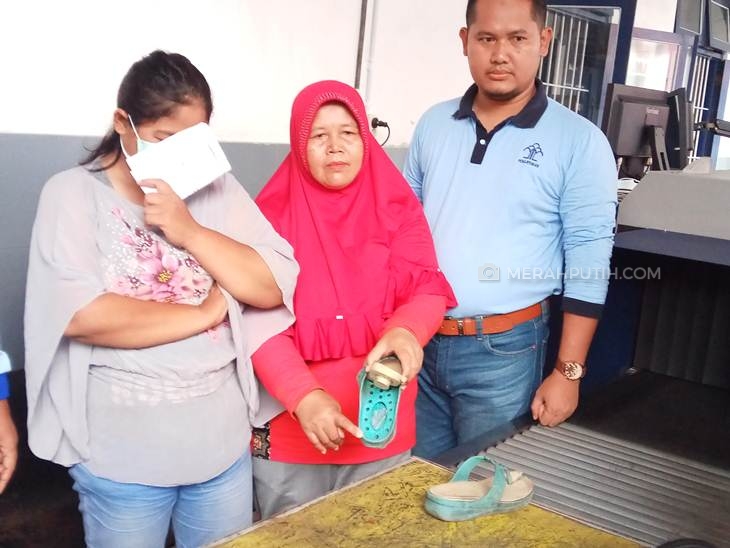 Petugas menunjukkan sabu-sabu dan tersangka penyelundupan sabu-sabu di dalam Rutan Kelas 1A Surakarta, Jawa Tengah, Jumat (7/2). (MP/Ismail)