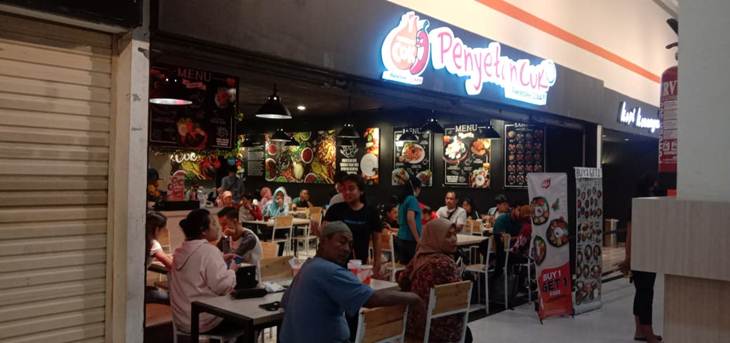  Pengunjung memadati Solo Grand Mall (SGM) disaat status Solo masih KLB COVID-19, Senin (18/5). (MP/Ismail)