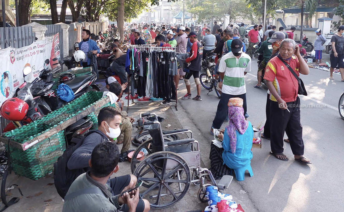 PKL Pasar Klitikan Solo Nekat Jualan, Tim Satpol PP Diadang