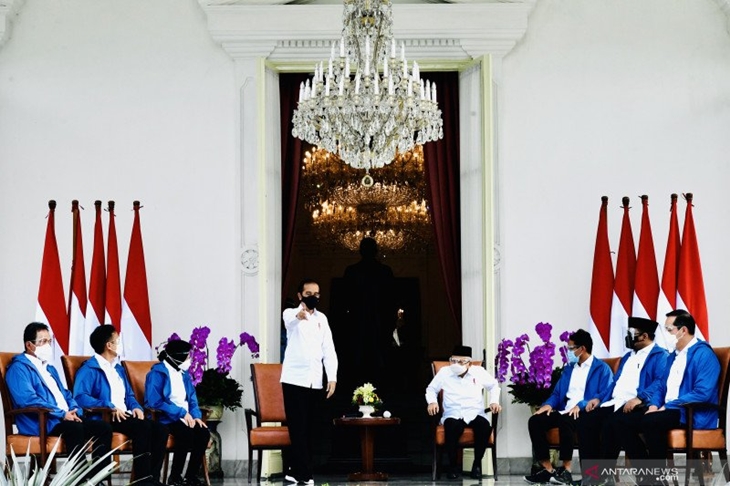 Presiden Joko Widodo (berdiri) didampingi Wapres Ma'ruf Amin (keempat kanan) mengumumkan enam orang calon menteri baru di Kabinet Indonesia Maju Jilid 2 di Istana Merdeka, Jakarta, Selasa (22/12/2020). ANTARA FOTO/Setpres/Laily Rachev/handout/wsj. (ANTARA FOTO/LAILY RACHEV)
