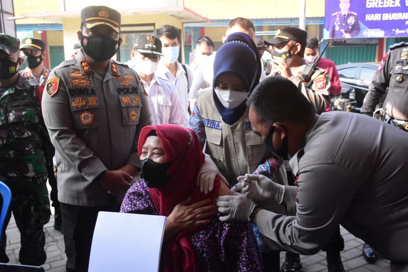 Pelaksanaan vaksinasi COVID-19 di Pasar Kedungmaling Kabupaten Mojokerto (ANTARA/HO Pemkab Mojokerto/IS)