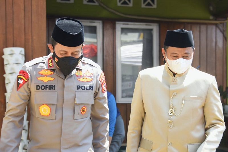 Kapolda Jabar Irjen Dofiri dan Wagub Jawa Barat Uu. (Foto: Humas Pemprov)