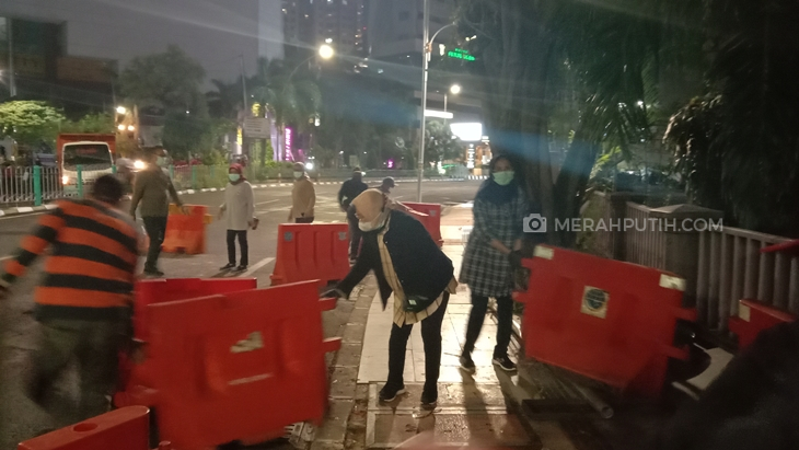  Wali Kota Tri Risma Harini saat bersih-bersih bekas bentrokan demo menolak UU Cipta Kerja. (Foto: MP/Budi Lentera)