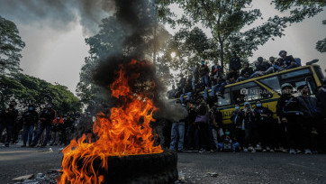 Ribuan Mahasiswa Kepung Tugu Adipura Tangerang