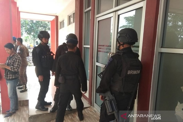 Pasukan Brigade Mobil (Brimob) Kepolisian Daerah (Polda) Banten masih melakukan penjagaan di pintu masuk Unit Gawat Darurat (UG) RSUD Berkah Pandeglang, Banten, Kamis (10/10/2019). ANTARA/Mansyur Suryana/aa.