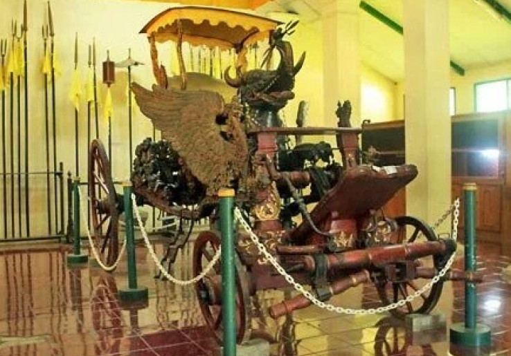Kereta Singa Barong Simbol Tiga Budaya, Agama, dan Bangsa