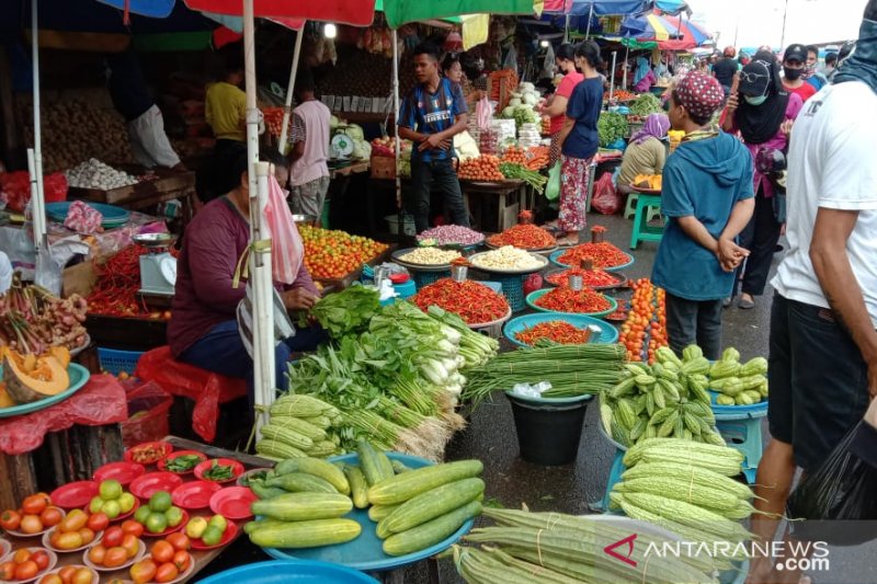 Lapak sayuran di Pasar Mardika, Ambon (John Soplanit)