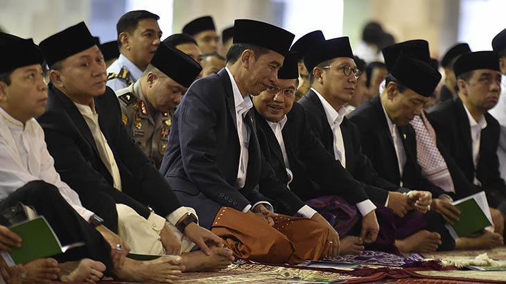 Presiden Joko Widodo dan Ibu Iriana Sempatkan Salami Wartawan