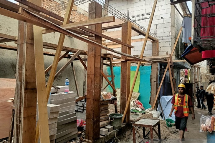 Warga korban banjir di Kampung Melayu menerima bantuan renovasi hunian, Jakarta, Senin (5/4/2021). ANTARA/Yogi Rachman