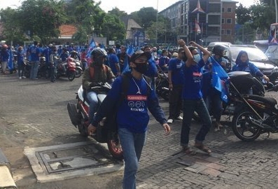 Ratusan massa pendukung Ketua Umum Partai Demokrat, Agus Harimurti Yudhoyono berkumpul di Kantor DPP Partai Demokrat di Jalan Proklamasi, Menteng, Jakarta Pusat, Senin (8/3). Foto: MP/Kanu