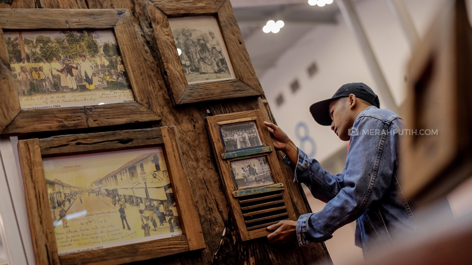 Exhibitors dari Antique Frame Vintage asal Probolinggo tengah merapihkan koleksi bingkai klasiknya yg terbuat dari potongan kayu bekas kapal di Trade Expo Indonesia (TEI) 2019 di Indonesia Convention Exhibition Bumi Serpong Damai (ICE BSD), Tangerang, Banten, Rabu, (16/10/2019). TEI yang merupakan ajang besar Kementerian Perdagangan (Kemendag) digelar mulai dari 16-20 Oktober 2019. Sebanyak 1.200 pedagang (exhibitors) yang turut berpartisipasi di TEI 2019. Merahputih.com / Rizki Fitrianto
