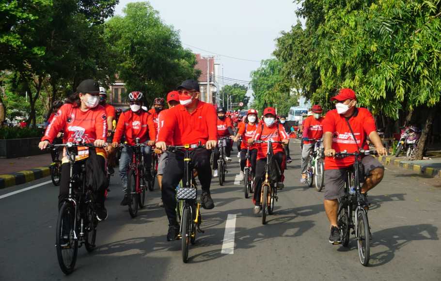 Ketua DPP Bidang Pemuda dan Olahraga PDIP, Eriko Sotarduga bersama jajaran DPP PDIP gelar gowes bersama di kawasan Kota Tua, Jakarta Barat, Minggu, 7 November 2021. (Foto: Istimewa)